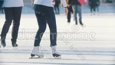 在溜冰场溜冰的<strong>花样滑冰</strong>`女孩的腿特写